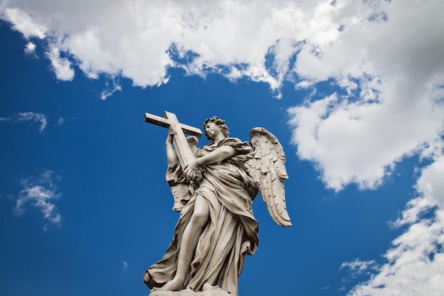 Foto vista de ângulo baixo da estátua contra o céu