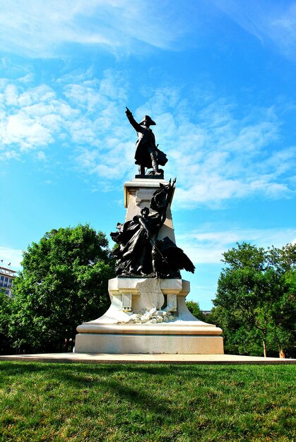 Foto vista de ângulo baixo da estátua contra o céu