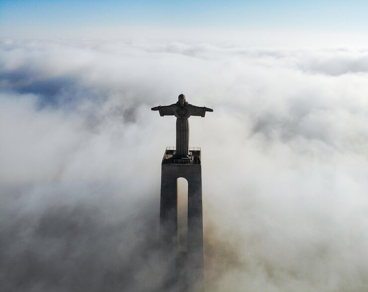 Foto vista de ângulo baixo da estátua contra o céu