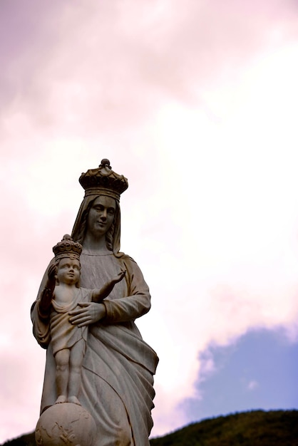 Foto vista de ângulo baixo da estátua contra o céu