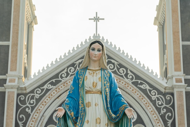 Foto vista de ângulo baixo da estátua contra o edifício