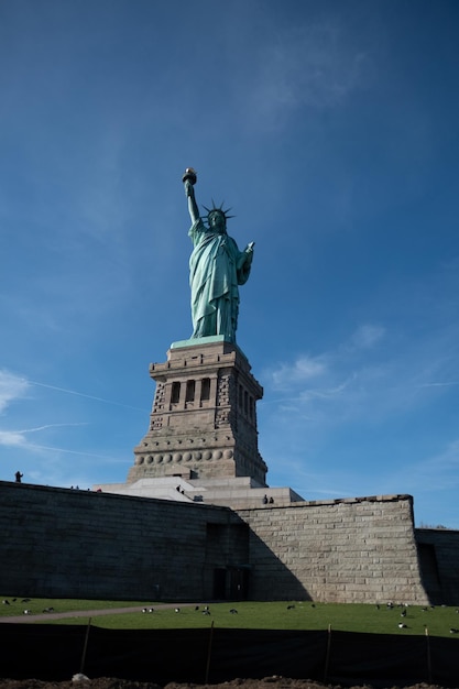 Foto vista de ângulo baixo da estátua da liberdade contra o céu