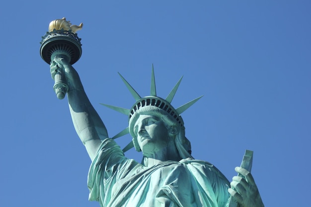 Vista de ângulo baixo da Estátua da Liberdade contra um céu claro