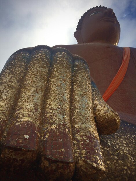 Vista de ângulo baixo da estátua de Buda contra o céu