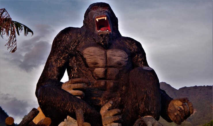 Foto vista de ângulo baixo da estátua de gorila contra o céu