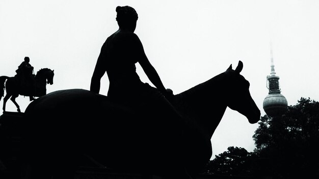 Foto vista de ângulo baixo da estátua de silhueta contra o céu