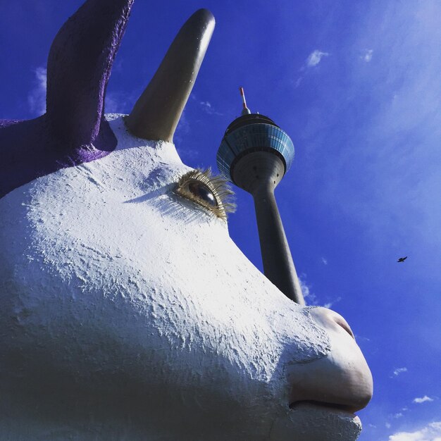 Foto vista de ângulo baixo da estátua de vaca por rheinturm contra o céu