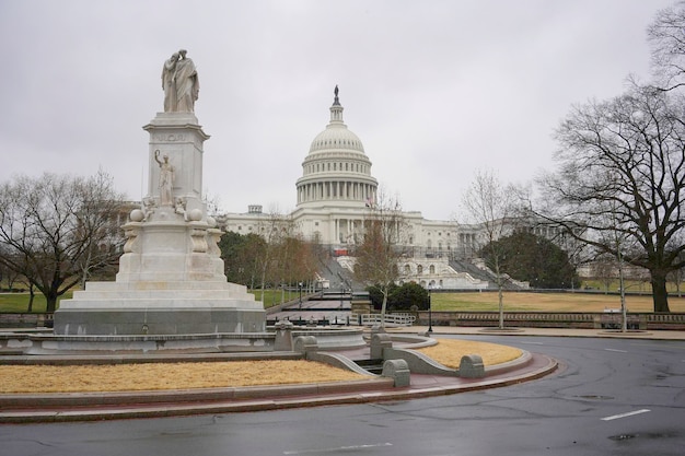 Foto vista de ângulo baixo da estátua em frente ao edifício do capitólio