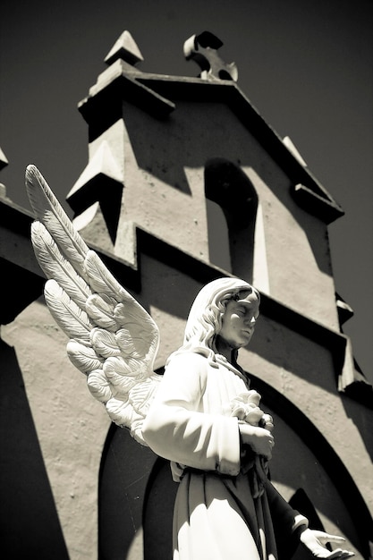 Foto vista de ângulo baixo da estátua