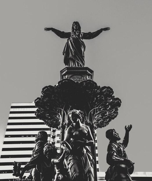 Foto vista de ângulo baixo da estátua