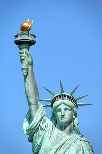 Foto vista de ângulo baixo da estátua