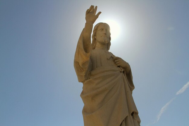 Foto vista de ângulo baixo da estátua