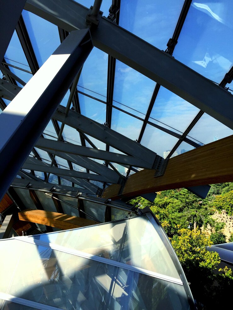 Foto vista de ângulo baixo da estrutura construída contra o céu azul