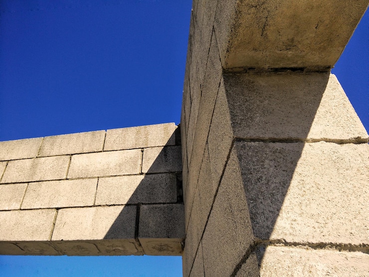 Foto vista de ângulo baixo da estrutura construída contra o céu azul