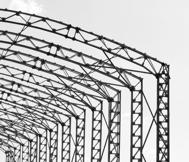 Foto vista de ângulo baixo da estrutura construída contra o céu