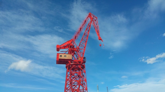 Foto vista de ângulo baixo da estrutura construída contra o céu