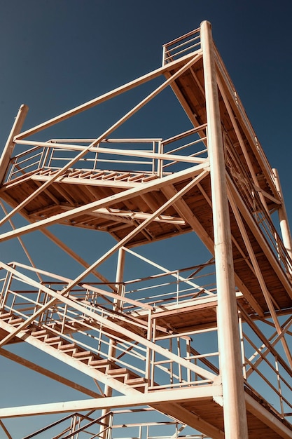 Foto vista de ângulo baixo da estrutura construída contra o céu