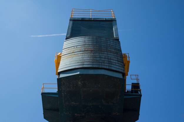 Foto vista de ângulo baixo da estrutura construída contra um céu azul claro