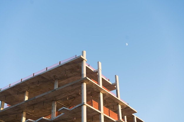 Vista de ângulo baixo da estrutura construída contra um céu azul claro