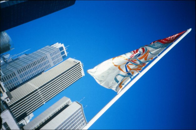 Foto vista de ângulo baixo da estrutura construída contra um céu azul claro