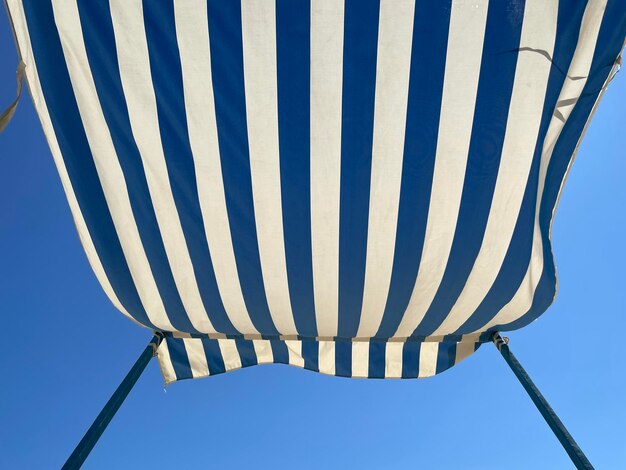 Vista de ângulo baixo da estrutura metálica contra o céu azul claro