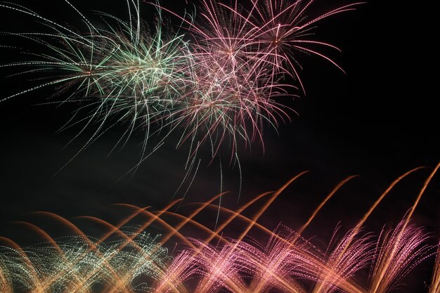 Foto vista de ângulo baixo da exibição de fogos de artifício à noite