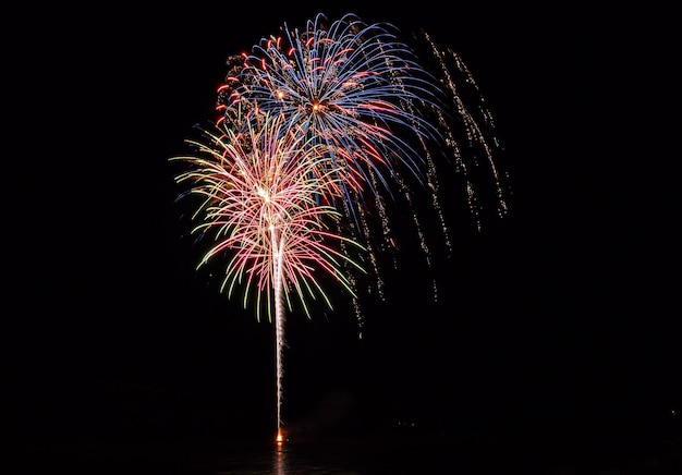Vista de ângulo baixo da exibição de fogos de artifício à noite