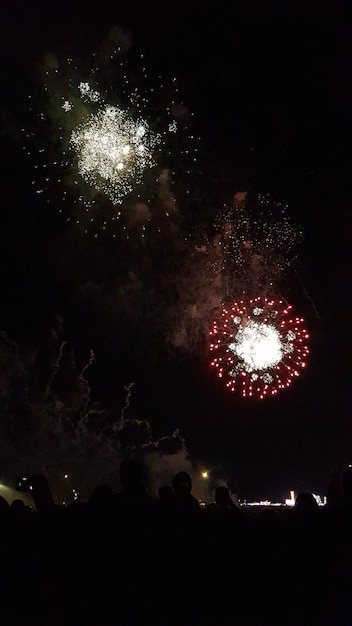 Foto vista de ângulo baixo da exibição de fogos de artifício à noite