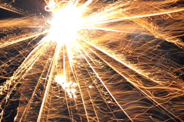 Foto vista de ângulo baixo da exibição de fogos de artifício à noite