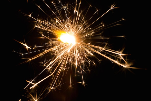 Vista de ângulo baixo da exibição de fogos de artifício à noite