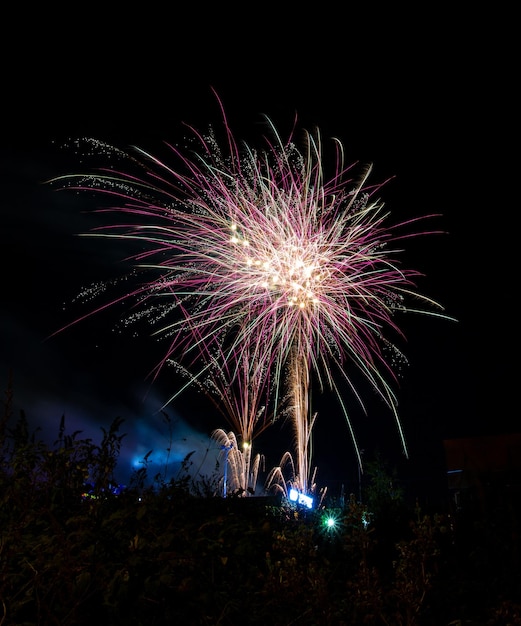 Foto vista de ângulo baixo da exibição de fogos de artifício à noite