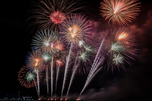 Vista de ângulo baixo da exibição de fogos de artifício à noite