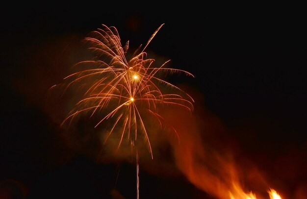 Foto vista de ângulo baixo da exibição de fogos de artifício