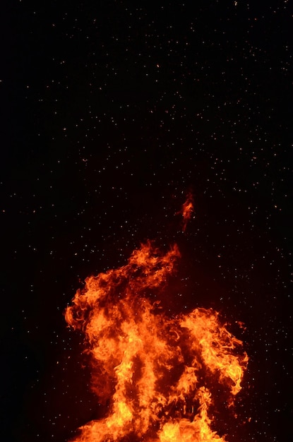 Vista de ângulo baixo da fogueira contra o campo de estrelas à noite