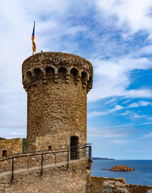 Foto vista de ângulo baixo da histórica torre do castelo contra o céu