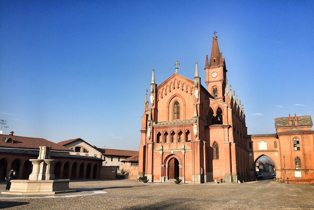 Vista de ângulo baixo da igreja contra o céu azul claro em um dia ensolarado