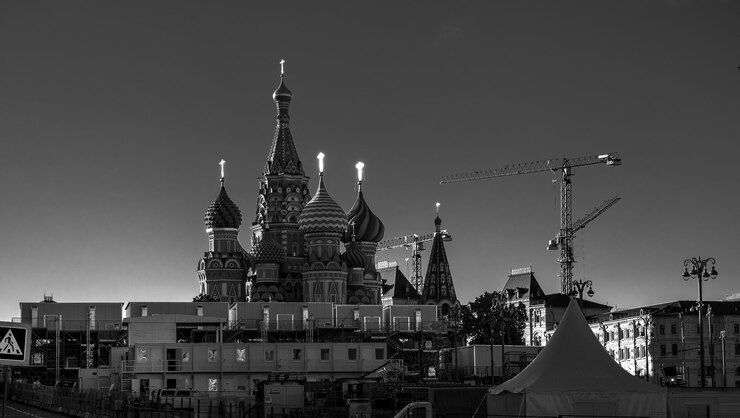 Foto vista de ângulo baixo da igreja contra o céu claro na cidade