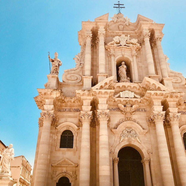 Vista de ângulo baixo da igreja contra o céu claro