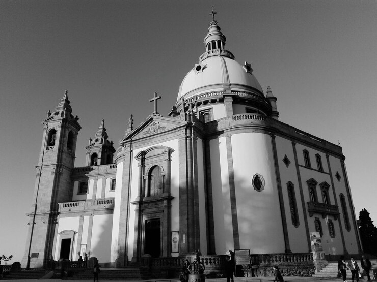 Foto vista de ângulo baixo da igreja contra o céu claro