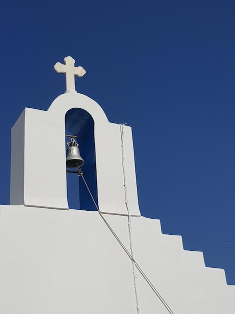 Vista de ângulo baixo da igreja contra o céu durante o dia ensolarado
