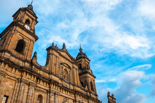 Vista de ângulo baixo da igreja contra o céu na praça Bolivar