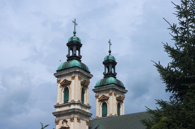 Vista de ângulo baixo da igreja contra o céu nublado