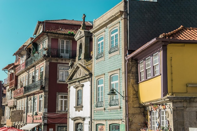 Vista de ângulo baixo da igreja em meio a edifícios contra o céu