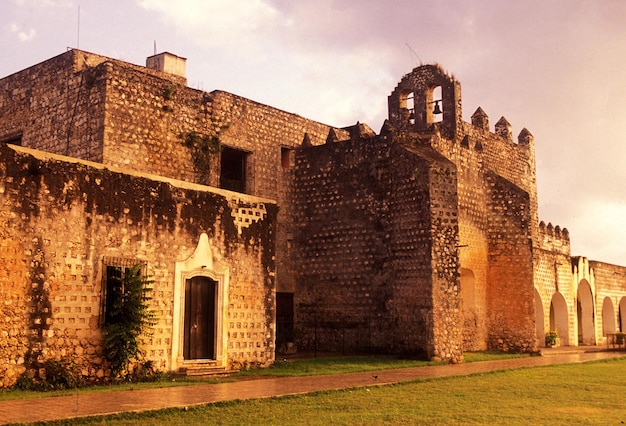 Vista de ângulo baixo da igreja histórica contra o céu
