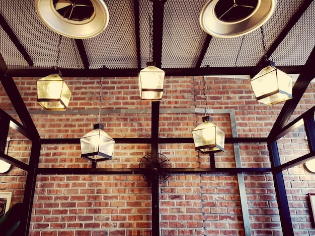 Foto vista de ângulo baixo da lâmpada iluminada na parede