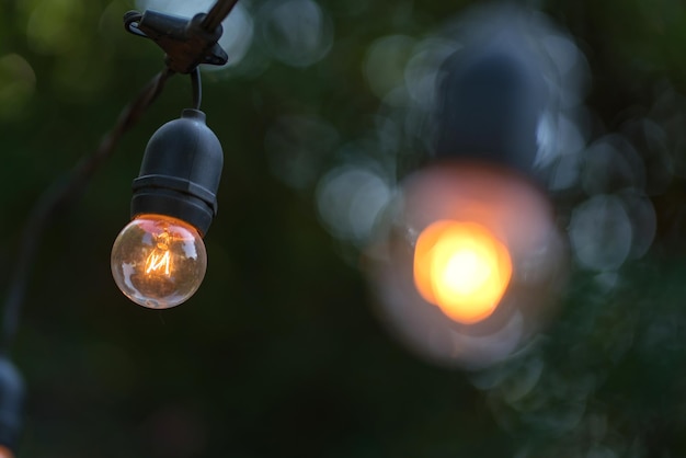 Vista de ângulo baixo da lâmpada iluminada