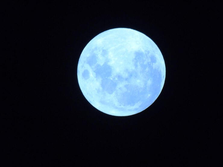 Foto vista de ângulo baixo da lua cheia no céu