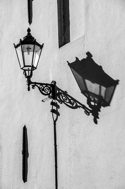 Vista de ângulo baixo da luz da rua contra a parede