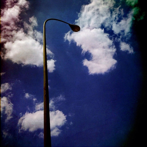 Foto vista de ângulo baixo da luz da rua contra o céu azul