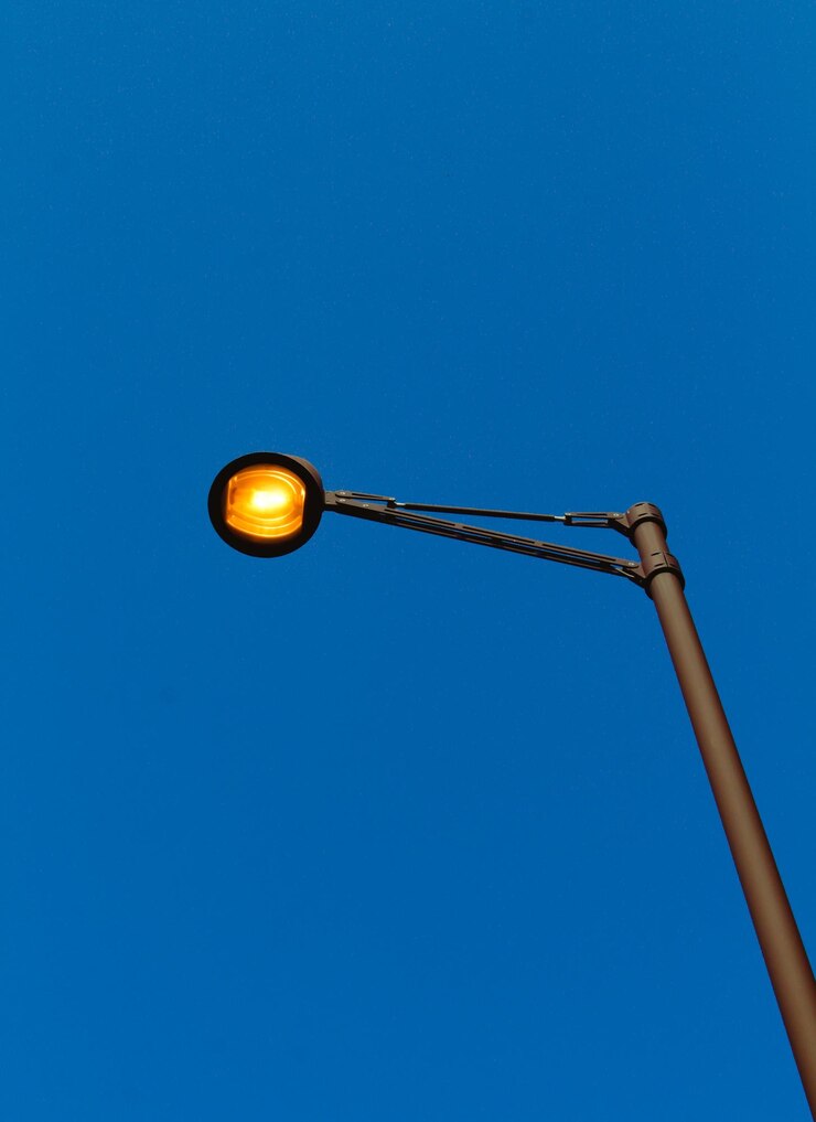 Foto vista de ângulo baixo da luz da rua contra o céu azul